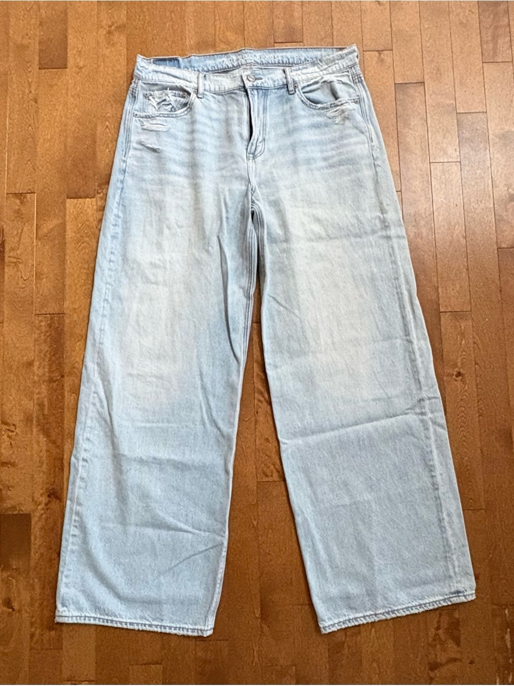 American Eagle Low-Rise Skater Jean Wide Leg Light Wash – Size 10 Regular